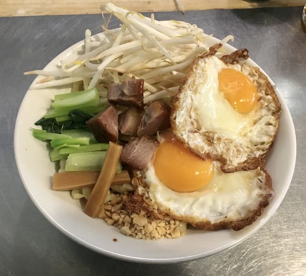 「汁なし+目玉焼き」@つけ麺・汁なし専門店 R 中村店の写真
