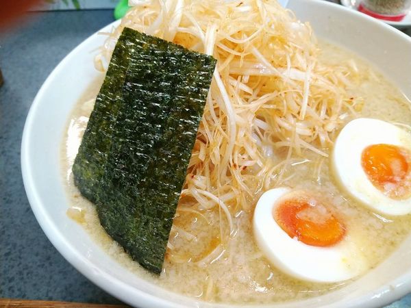 「ハッスル味噌ネギラーメン＋味玉」@ハッスルラーメンホンマ 亀戸本店の写真