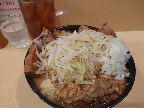 「ブー郎500㌘大 豚増し」@ラーメンぶたまるの写真