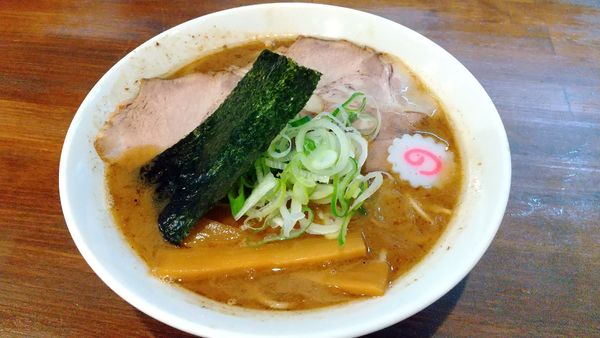 「ラーメン並（800円）濃厚魚介」@自家製熟成麺 吉岡 田端店の写真