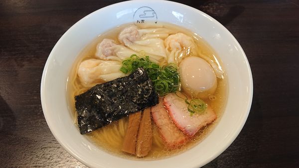 「白だし 特製ワンタン麺ハーフ＋味玉（１００円）＝１１００円」@八雲の写真