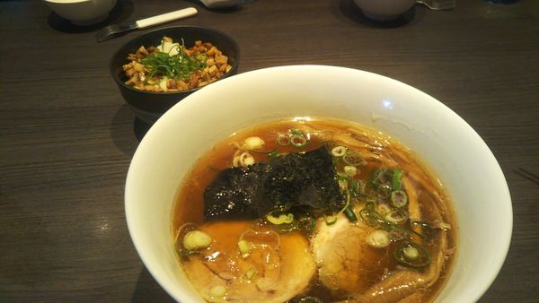 「醤油らーめん（大盛）+チャーシュー丼」@支那そばや 本店の写真