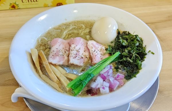 「背油煮干し(中太平打ち麺)900円+味玉100円」@麺屋 日出次の写真