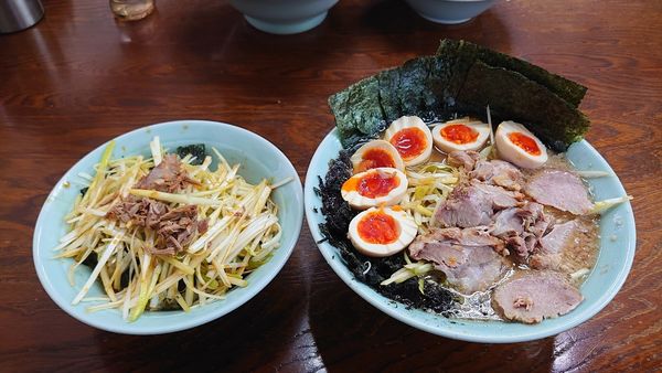 「ネギチャーシューメン、太麺、中盛り、岩のり、のり、味玉×3、小ネ」@ラーメンショップ 牛久結束店の写真