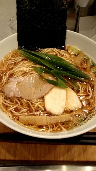 「アゴ出汁醤油ラーメン  大盛（９５０円）」@ラーメンクワトロの写真