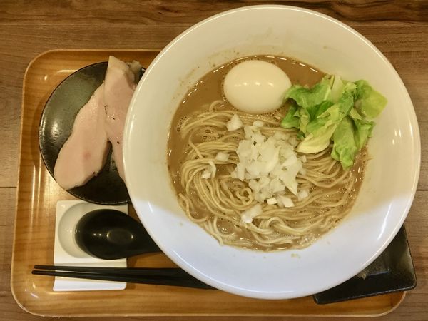 「味玉濃厚煮干 ＋ 炊き込みご飯」@ラーメン 裏健やかの写真