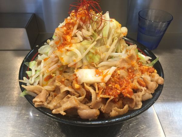 「紅ラーメン+ドカ野菜」@麺創研 紅 府中の写真