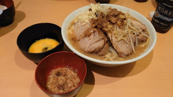 「豚ラーメン、生卵」@俺の生きる道 つくば店の写真