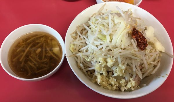 「SS 小豚 玉子 1010カレー ヤサイ ニンニク ラー油」@ラーメン二郎 千住大橋駅前店の写真