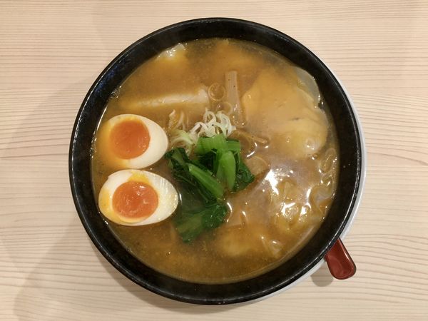 「スタミナワンタンメン 煮玉子入」@ワンタンメンの満月 三鷹店の写真