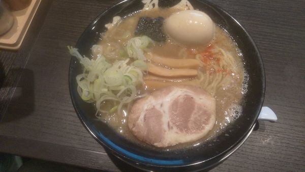 「中華そばたまご800円くらい」@六厘舎 上野店の写真