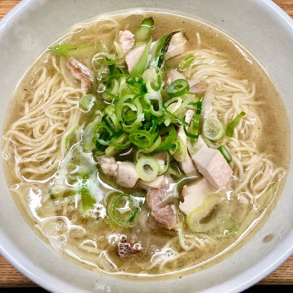「春の錦爽鶏ねぎ塩ラーメンアスパラ添え1000円」@麺や 福一の写真