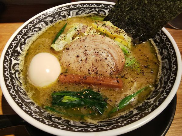 「【限定】バジル仕立ての豚骨醤油ラーメン　＋味玉：サービス券」@麺肴 ひづきの写真