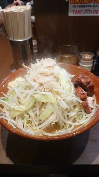 「大麺マシ味噌山  野菜、ニンニク、油」@豚山 大森店の写真