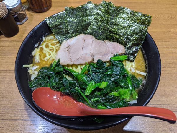 「ラーメン（大）+ほうれん草」@麺家 黒の写真