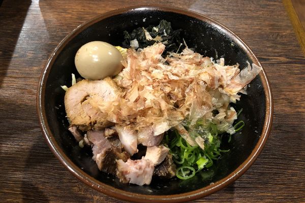 「まぜそば780円+ネギ焼豚丼310円」@麺屋 真心の写真