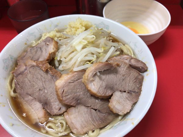 「小ぶた入り(ニンニク)+生玉子 850円」@ラーメン二郎 上野毛店の写真