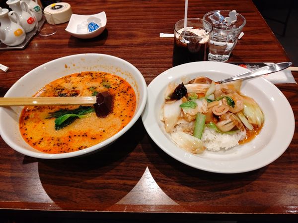 「本日のランチ②(海鮮と野菜の炒め丼＆担々麺)1,000円」@上海華龍 ヤマダ電機LABI1高崎店の写真