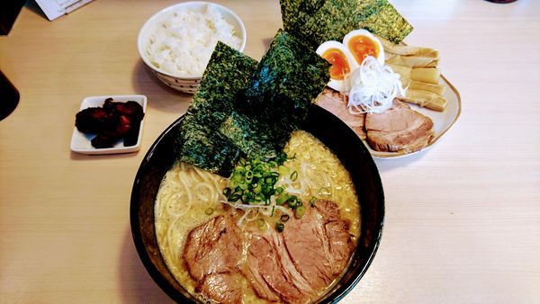 「【限定】玉子とじらーめん＋トッピング全部入り･半ライス」@煮干しらぁめん 猫トラ亭の写真