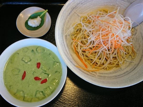 「【平日限定】平打ち熟成麺 生ケールつけ麺 ￥900」@KENJUキッチンの写真