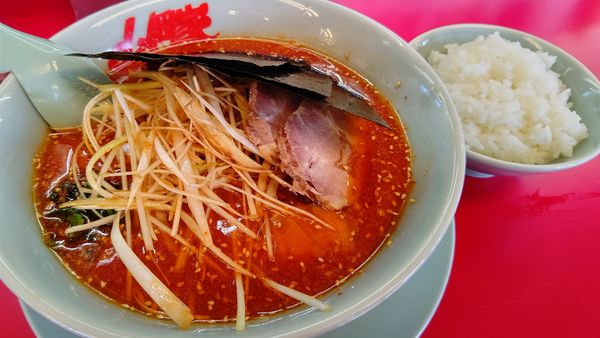 「辛味噌ラーメン激辛＋ライス、クーポンチャーシュー」@ラーメン山岡家 諏訪店の写真