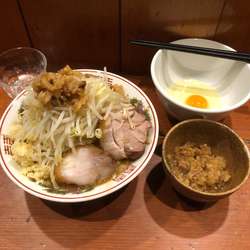 ほん田が作る二郎系小ラーメン＋生卵＋豚カスアブラ