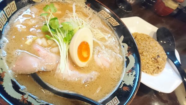 「魚豚骨ラーメン、半炒飯」@魚と豚と黒三兵の写真