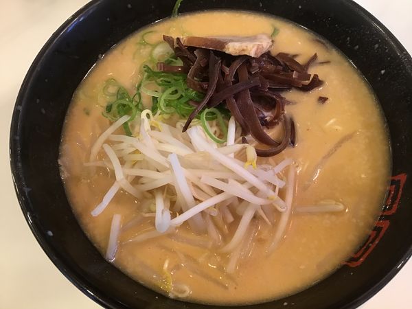 「味噌豚骨ラーメン550円(替玉1杯無料)」@博多天神 新宿東口駅前店の写真