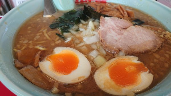 「プレミアム醤油とんこつ」@山岡家 川島店の写真