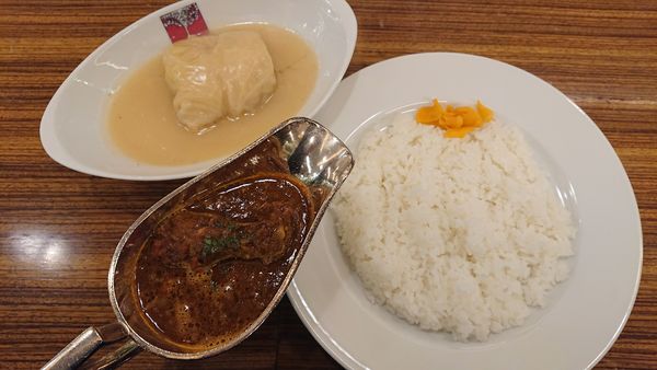 「極辛カレーライスとロールキャベツシチュー　１３５０円　※」@アカシア 羽田空港第2ターミナル店の写真