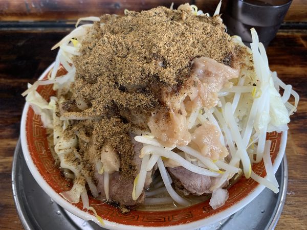「小ラーメン 魚粉　脂ましまし　野菜 玉ねぎまし」@麺でる 多摩センター店の写真