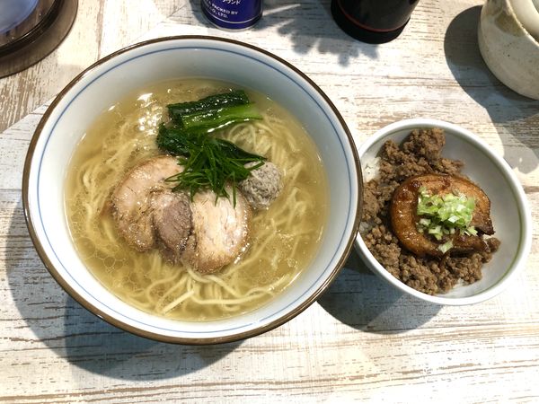 「【スタッフ大林君作の限定】豚塩ラーメン850＋豚丼380」@中華そば 四つ葉の写真