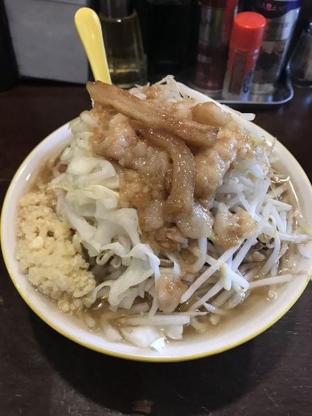 「中、ニンニクマシマシ、アブラマシ」@ラーメン イエロー 新宿御苑前店の写真