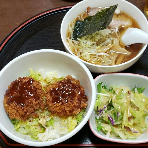 「ミニミにセット（小ラーメン・ソースカツ丼・サラダ）８９０円」@食房 つしまの写真