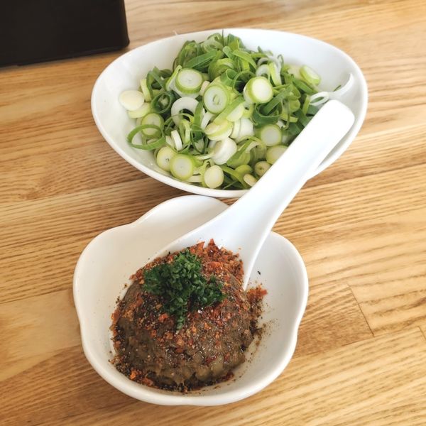 「【期間限定】つけそば＋カレー玉＋佐藤さんのたっぷり九条ねぎ」@中華そば専門 とんちぼの写真