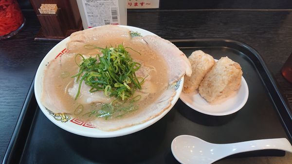 「チャーシューメン800+チャーシューにぎり200」@博多ラーメン専門店 幸ちゃんラーメン 西月隈店の写真