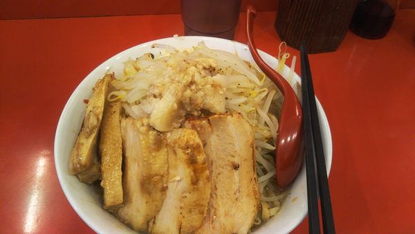 「汁なし+豚マシ（ニンニクヤサイカラメ）」@らーめん こじろう526 鶴見店の写真