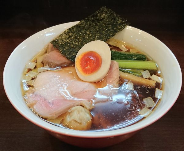 「醤油らーめん＋ワンタン」@とものもとの写真