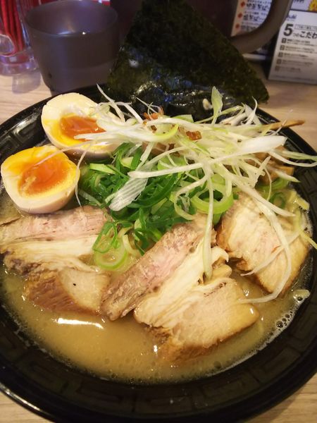 「特製ラーメン 大盛、ネギ増しサービス」@麺屋 やまとの写真