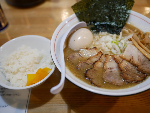 「濃厚煮干し中華そば＋サービス特製＋サービスライス」@煮干し中華そば 麺屋 熱翔の写真