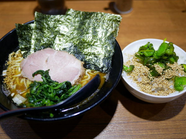 「ラーメン 麺硬め＋油多め＋ライス」@麺家 黒の写真