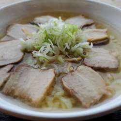 暴風雨の中　塩チャーシューメン大盛り