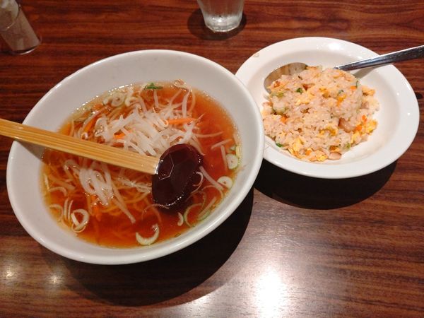 「本日のランチ①(醤油味もやしラーメン＆五目炒飯)800円」@上海華龍 ヤマダ電機LABI1高崎店の写真