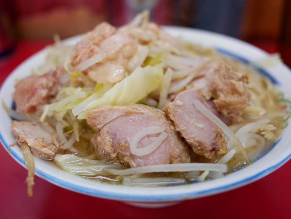 「小 豚入り 麺硬め＋ヤサイ＋脂」@ラーメン二郎 目黒店の写真