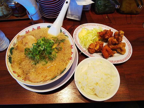 「醤油ラーメン並（麺堅め・背脂多い目）の唐揚定食 税込990円」@ラーメン魁力屋 南砂店の写真