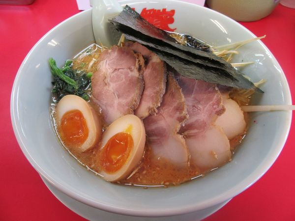 「特製味噌ネギチャーシュー麺(1100円)」@ラーメン山岡家 石岡店の写真