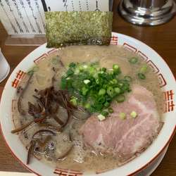 ラーメン（粉落とし）＋替玉（100円）＋味玉