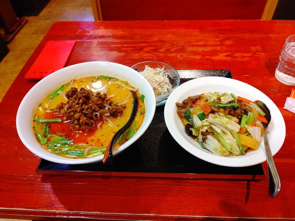 「おすすめメニュー(6.坦々麺＋牛肉丼のセット)1,100円」@中国本場的料理 華龍飯店 高崎モントレー店の写真