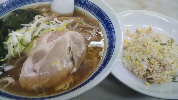 「Aセット（ラーメン＋半チャン700円）」@鶴の恩がえしの写真