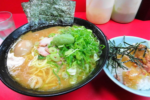 「中盛りラーメン＋味玉＋青ネギ+まぶしライス」@ラーメン杉田家の写真